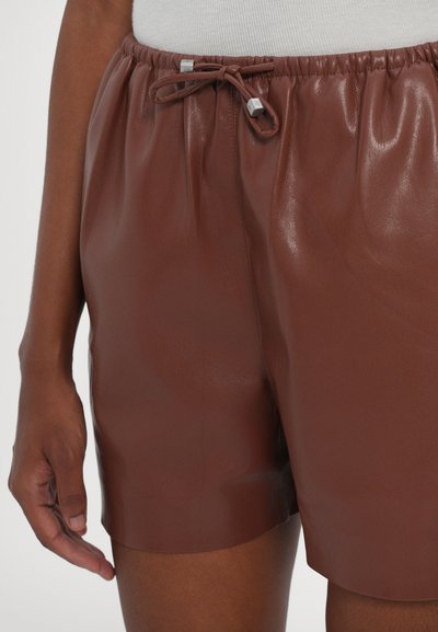 Brune faux læder shorts med en glat overflade, elastisk talje og justerbar snor med metalliske spidser. Skræddersyet pasform, over knæet.