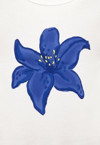 Grafica di un fiore blu con petali dettagliati, su uno sfondo di tessuto bianco. Presenta accenti gialli al centro e un design testurizzato.