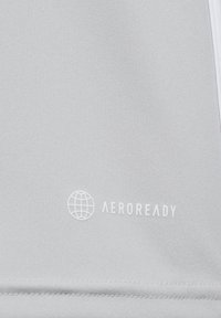 Lichtgrijze Aeroready-stof met een soepel textuur, voorzien van een wit logo en stiksel aan de zoom, dat de vochtafvoerende eigenschappen benadrukt.
