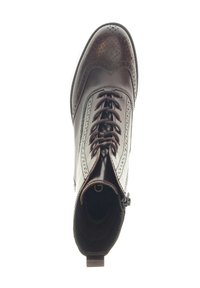 Bruine leren enkellaars met brogue-details, vetersluiting aan de voorkant en een gesloten ronde neus; gladde textuur en ritssluiting aan de zijkant.