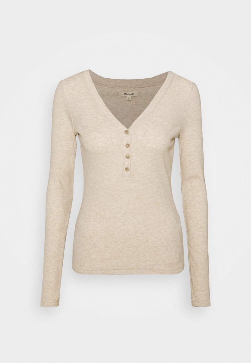 Beżowa bluzka z długim rękawem w serek, z plisą na pięć guzików, o miękkiej fakturze i dopasowanym kroju. Gładki, minimalistyczny wygląd.