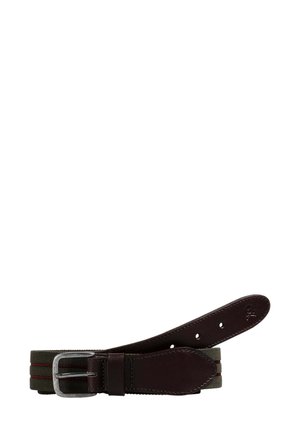 Cinturón bicolor con una punta y un pasador de cuero rojo oscuro, un centro tejido de color verde oliva, complementado con costuras rojas y una hebilla plateada.