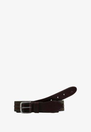 Cinturón bicolor con una punta y un pasador de cuero rojo oscuro, un centro tejido de color verde oliva, complementado con costuras rojas y una hebilla plateada.