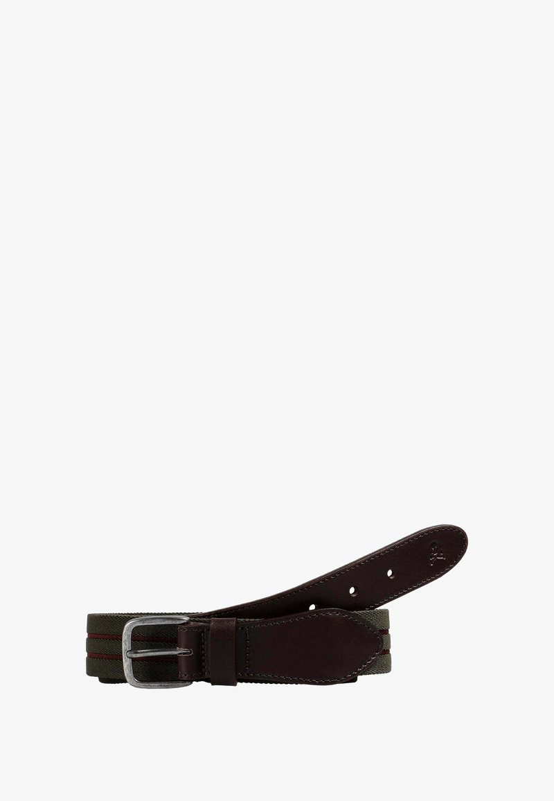 Cinturón bicolor con una punta y un pasador de cuero rojo oscuro, un centro tejido de color verde oliva, complementado con costuras rojas y una hebilla plateada.