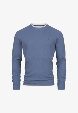 Męski sweter z długim rękawem, o prążkowanej fakturze, w jasnoniebieskim kolorze, z okrągłym dekoltem i białym akcentem przy kołnierzu. Subtelne logo na piersi.