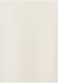 Tela color crema con una textura suave y ligera y un brillo sutil. Tejida de manera uniforme con un patrón de superficie consistente.