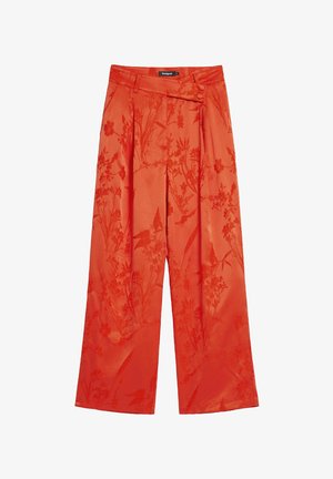 Červené kalhoty s širokými nohavicemi a květinovou výšivkou, které mají hladký saténový povrch a dva přední knoflíky v pase.