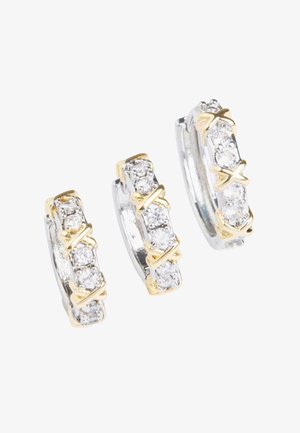 Trois paires de boucles d'oreilles créoles présentant des tons alternés d'argent et d'or, ornées de zirconiums cubiques transparents en sertissage dans un canal.