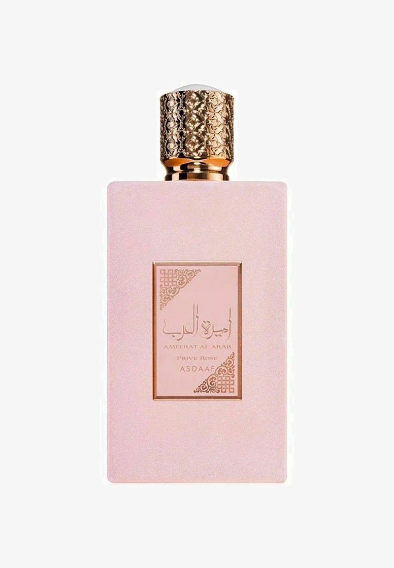 Parfymflaska med en rektangulär rosa glasgjutning, texturerad guldkapsyl och en utsmyckad etikett som har arabiska tecken och blommönster.