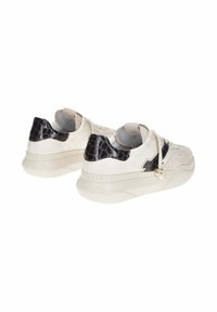 Sneakers bianchi con un motivo testurizzato in pelle di coccodrillo nera sul tallone, lacci e suola imbottita per il comfort. I dettagli delle cuciture aggiungono personalità.