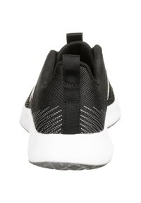 Scarpa sportiva nera con tomaia in mesh strutturato, dotata di linguetta di tiraggio sul tallone e suola sintetica bianca con battistrada a motivo.