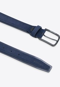 Marineblauer Wildledergürtel mit einer mattschwarzen Metallschnalle, verfügt über mehrere Löcher zur Anpassung und ein prägtes Logodetail am Gürtel.