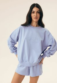 Niewybrane, pale blue