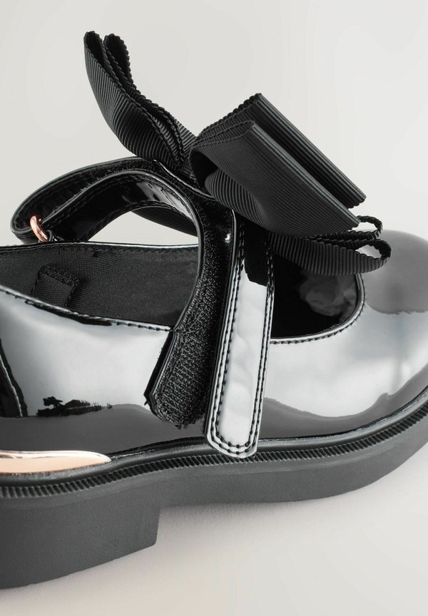 REGULAR FIT – CHUNKY SCHOOL – Riemchenballerina