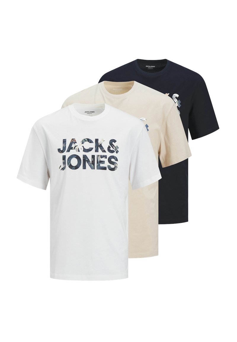 Tre t-shirt in bianco, beige e blu marino, con il testo "JACK & JONES" in un design a motivi, realizzate in morbido cotone.