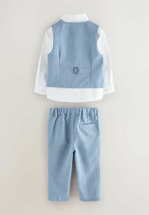 Weißes langärmeliges Hemd mit hellblauem, verstellbarem Rückenträgerweste und passender elastischer Bundhose, flach auf einem neutralen Hintergrund ausgelegt.