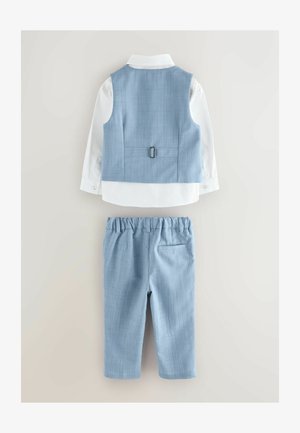 Chemise blanche à manches longues avec un gilet à bretelles ajustables bleu clair et un pantalon assorti à taille élastique, disposés à plat sur un fond neutre.