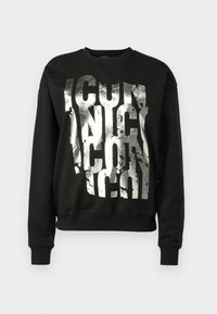 Sudadera negra de algodón con estampado plateado metálico y texto llamativo en el frente. Incluye puños y dobladillo acanalados.