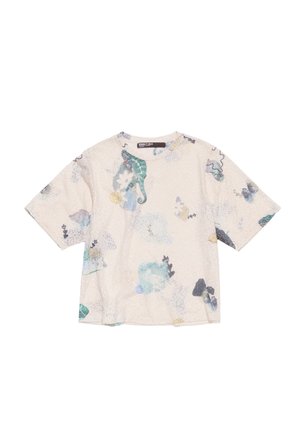 Short-sleeve shirt in light beige fabric, featuring a pattern of colorful aquatic elements like seahorses and shells in blue and green tones.