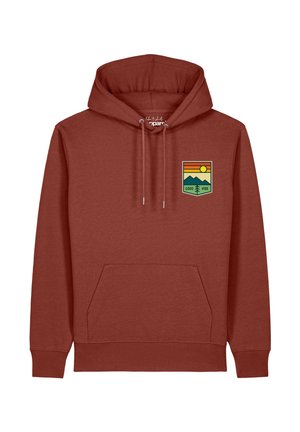 Hoodie in rostiger Farbe mit Fronttasche und einem kleinen Brust-Patch, der Berge, Sonne, Baum und den Text "Good Vibe" zeigt.