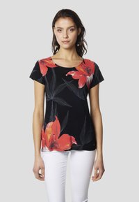 Melnas īsroku krekls ar ziedu rakstu, kuros dominē dzīvās sarkanas un oranžas krāsas ziedi, veidots ar apaļu kakla izgriezumu un brīvu piegriezumu.