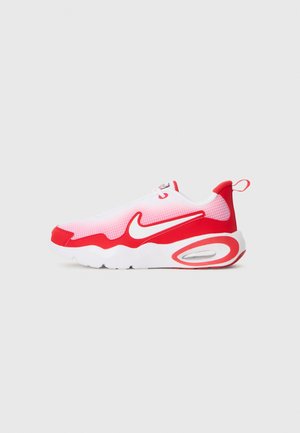 Vit och röd Nike-sneaker med synlig luftkudde i sulan, nätöverdel och dragflik på hälen, visad från sidan mot en enkel bakgrund.