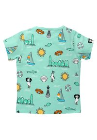 Lyhythihainen lasten t-paita mintunvihreää puuvillaa, jossa on hauska meriaiheinen kuvio, johon kuuluu veneitä, rapuja, kaloja, aurinkoja ja merilintuja.