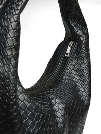 Fekete szőtt bőr kézitáska sima varrással és cipzáras záródással, texturált mintával és ívelt fogantyú kialakítással.