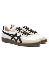 Białe i beżowe sneakersy z czarnymi akcentami i sznurowadłami. Perforowana część palcowa, materiały z zamszu i skóry. Niskoprofilowe, gumowa podeszwa.