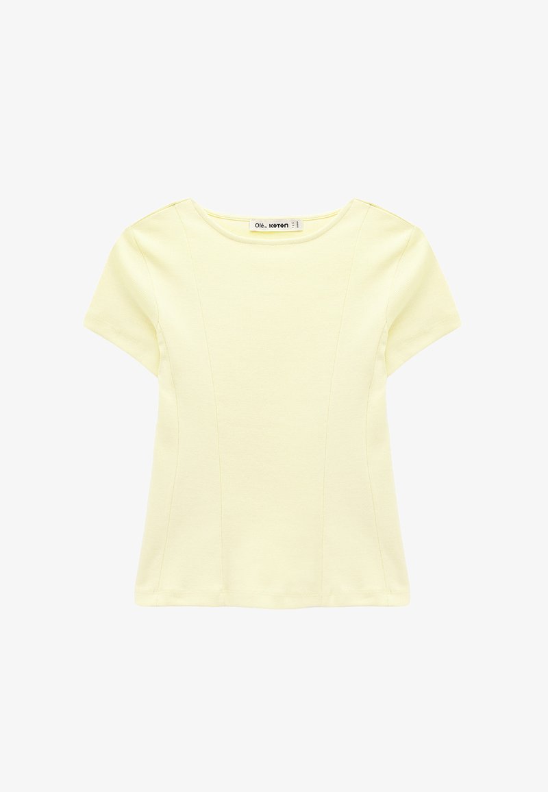 Top femminile a maniche corte, aderente, di colore giallo pallido, con scollo rotondo e dettagli di cuciture verticali.