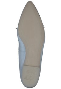 Světle modré semišové baleríny s špičatou špičkou a hladkou béžovou gumovou podrážkou. Vyznačují se embosovaným logem na stélce a minimálním prošíváním.