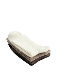 Pile de chaussettes montantes côtelées en blanc, beige, marron clair et marron foncé sur fond blanc.