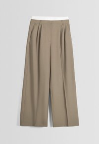 Pantalones de pierna ancha en una tela marrón claro con pliegues y una cinturilla elástica blanca. Textura suave y diseño a medida.