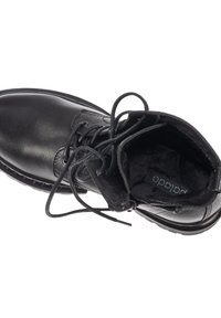 Botín de cuero negro hasta el tobillo con textura suave, punta redonda y sistema de cordones. Cuenta con un forro suave y suela plana. Modelo: Pallado.