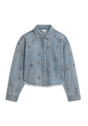 Giubbotto di jeans blu chiaro con design cropped, impreziosito da anelli e borchie argentate, dotato di colletto classico e chiusura frontale con bottoni.