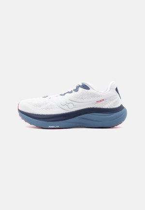 Witte en marineblauwe atletische hardloopschoen met blauwe dempende zool, mesh bovenwerk en rode tekst "RIDE 19" aan de zijkant, weergegeven vanaf de buitenkant.