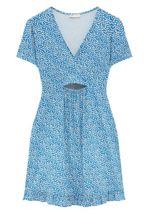 Robe bleue à manches courtes avec motif floral blanc, encolure en V, découpe sous la poitrine et taille froncée avec un ourlet légèrement volanté.