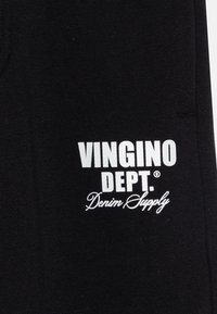 Čierna látka s bielou potlačou, ktorá znie "VINGINO DEPT. Denim Supply." Bavlnená textúra bez viditeľných vzorov alebo akcentov.