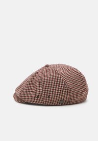 Houndstooth mintázatú, bordó és bézs árnyalatú anyagból készült lapos sapka. Gömbölyded forma, gombbal a tetején és fém logós részlet.