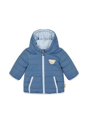 Veste matelassée bleu avec capuche, ornée d'une application d'ours sur la poitrine, fermeture éclair à l'avant et garnitures et poches contrastantes bleu clair.