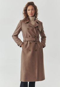 Brauner, doppelt quitierter Wollmantel mit einem taillierten Gürtel, Schalkragen und goldfarbenen Knöpfen. Verfügt über Seitentaschen und eine gerade Silhouette.