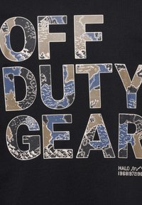 Texte affichant « OFF DUTY GEAR » en grandes lettres majuscules remplies d’un motif de carte topographique bleu, beige et noir sur fond noir.