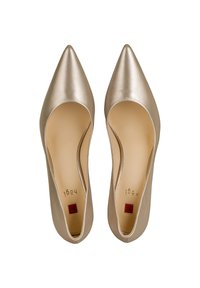 Escarpins dorés métalliques avec des orteils pointus et des côtés ajourés. Texture lisse, présentant un design minimaliste et un branding subtil.