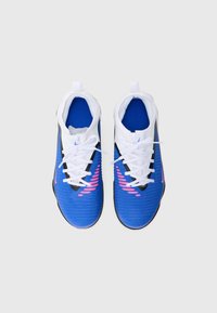 Μπλε αθλητικά παπούτσια με υφασμένο επάνω μέρος, λευκά κορδόνι α και ροζ λεπτομέρειες. Διαθέτουν διακριτική σιλουέτα και ευέλικτο σχεδιασμό σόλας.