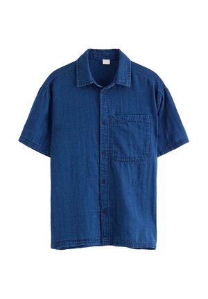 Blå kortærmet skjorte med knapper, krave og enkelt brystlomme, vist mod en hvid baggrund.