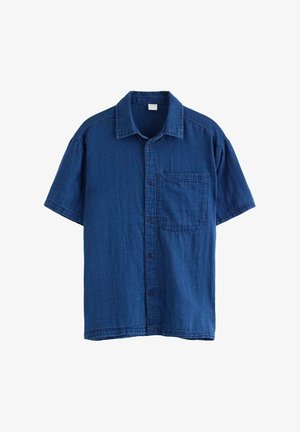 Blaues kurzärmliges Hemd mit Knöpfen, Kragen und einer einzelnen Brusttasche, vor weißem Hintergrund dargestellt.