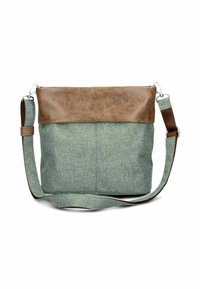 Bolso de hombro de tela verde con parte superior de cuero marrón, correa ajustable y materiales texturizados. Diseño simple y forma funcional.