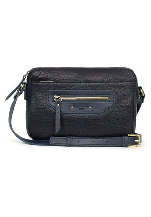 Zwarte gestructureerde leren crossbodytas met voorvak met rits, verstelbare riem en goudkleurige hardware.