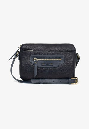 Sac bandoulière en cuir noir texturé avec poche zippée à l'avant, sangle réglable et garnitures dorées.