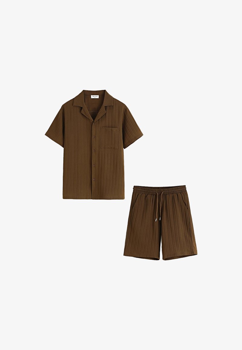 Chemise à manches courtes côtelée marron avec un poche poitrine, associée à un short à taille élastique avec cordon de serrage assorti.